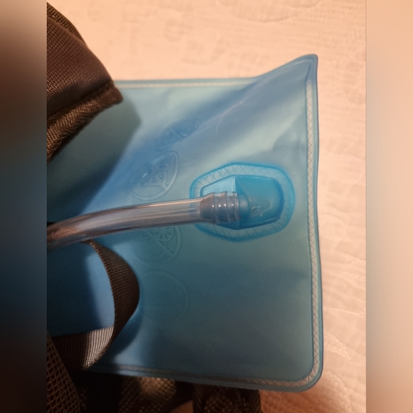 🩶Host Pick🩶Escape 2L hydration backpack hiking running - Picture 3 of 16